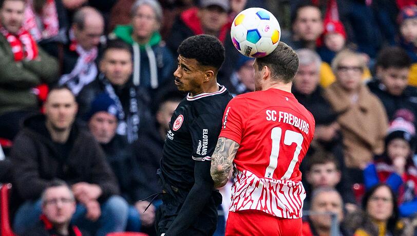 Freiburgs Lukas Kübler (r) im Kopfballduell mit Frankfurts Doppeltorschützen Ansgar Knauff.