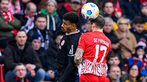 Freiburgs Lukas Kübler (r) im Kopfballduell mit Frankfurts Doppeltorschützen Ansgar Knauff.