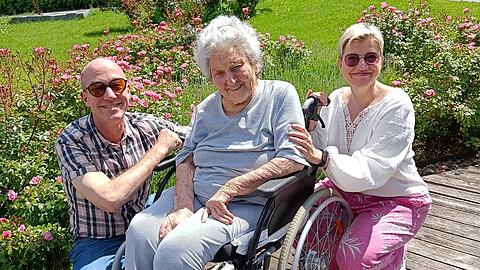 Im Mai ging es Hermine S. noch besser: Sie freute sich über Besuch in der Reha von Tobias B. und Isabelle G. Derzeit geht es der 96-Jährigen gar nicht gut, sie musste erneut in eine Klinik - ein Ding der Unmöglichkeit für die Frau, mal eben ein Konto bei einer anderen Bank zu eröffnen.