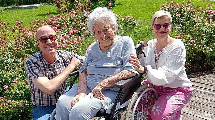 Im Mai ging es Hermine S. noch besser: Sie freute sich über Besuch in der Reha von Tobias B. und Isabelle G. Derzeit geht es der 96-Jährigen gar nicht gut, sie musste erneut in eine Klinik - ein Ding der Unmöglichkeit für die Frau, mal eben ein Konto bei einer anderen Bank zu eröffnen.