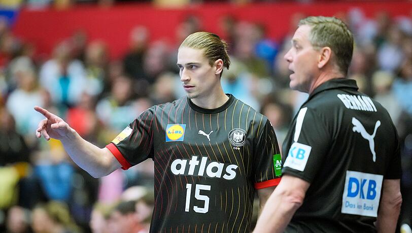 Juri Knorr (l) gehört bei der Handball-WM bisher zu den Aktivposten im deutschen Team.