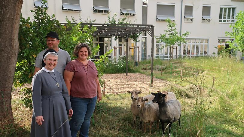 Generaloberin Schwester
Monika Edinger (l.), zusammen mit den Schäfern und den Schafen.