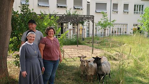 Generaloberin Schwester
Monika Edinger (l.), zusammen mit den Schäfern und den Schafen.