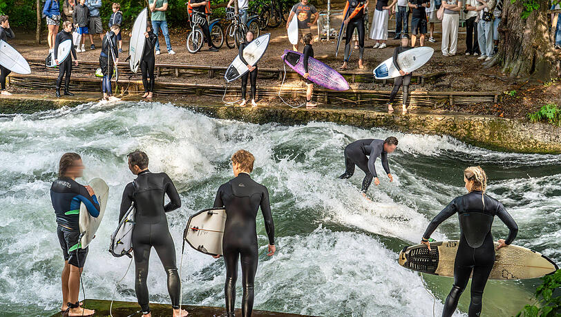 Ein Bild aus vergangenen Tagen: Surfen ist an der Eisbachwelle schon seit Monaten nicht mehr m&ouml;glich.