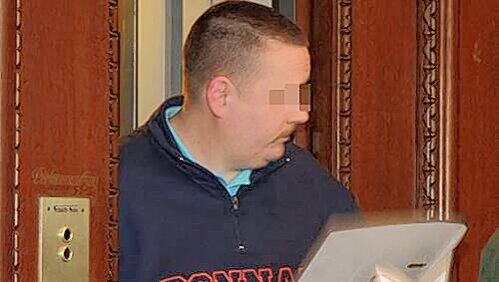 Auf der Anklagebank sitzt Sarahs Vater Patrick R. (30). Auf der Anklagebank sitzt Sarahs Vater Patrick R. (30).
