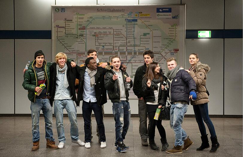 Bei dem über Facebook organisierten "Abschiedstrinken" in der Münchner S-Bahn haben rund 2.000 Menschen beim Feiern für erhebliche Sachbeschädigungen gesorgt.