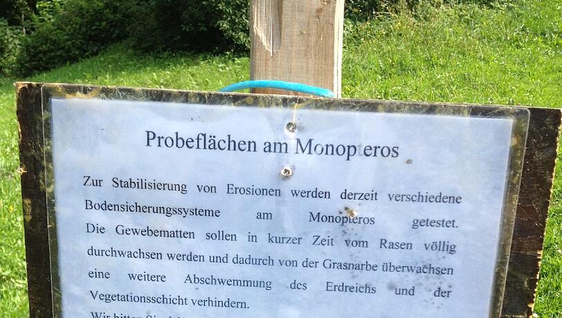 Ein Schild weist auf die Probleme mit rutschendem Erdreich am Monopteros hin. Ein Schild weist auf die Probleme mit rutschendem Erdreich am Monopteros hin.