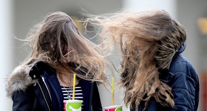 Der Wind wirbelt diesen Mädchen auf dem Schlossplatz in Oldenburg (Niedersachsen) die Haare durcheinander.