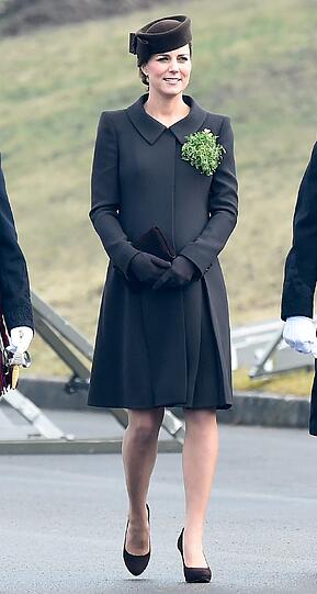 Herzogin Kate überreicht den Soldaten des Regiments Irish Guards am St. Patrick's Day  Sträußchen aus Kleeblättern