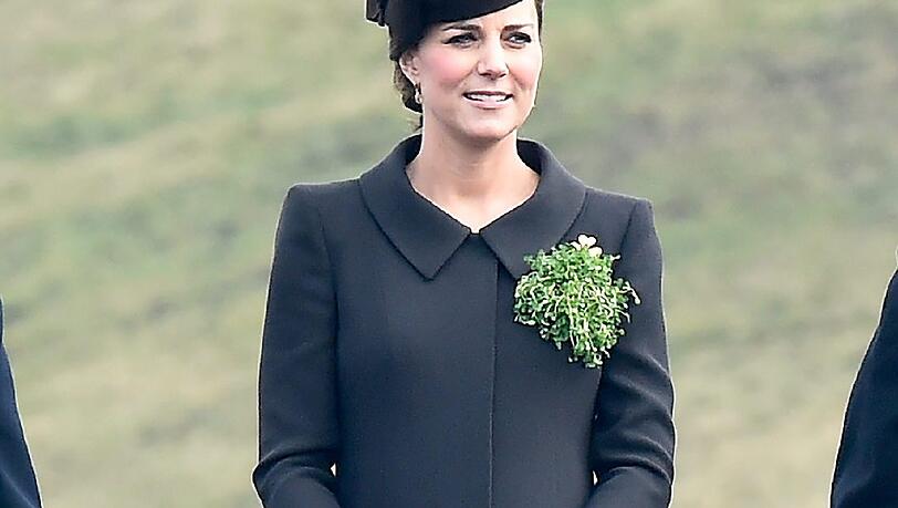Herzogin Kate überreicht den Soldaten des Regiments Irish Guards am St. Patrick's Day Sträußchen aus Kleeblättern Herzogin Kate überreicht den Soldaten des Regiments Irish Guards am St. Patrick's Day Sträußchen aus Kleeblättern