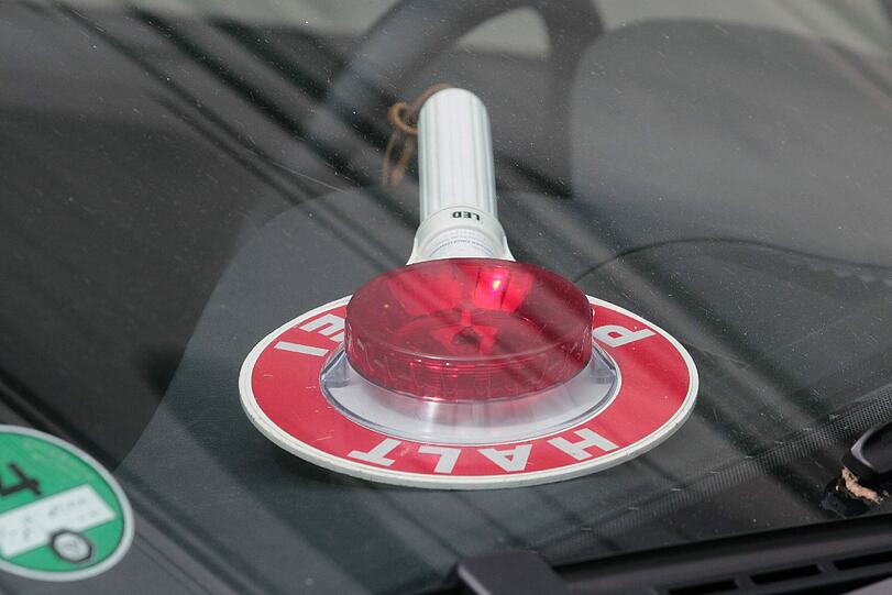 Der Radler kollidierte mit einem der beiden Zivilpolizisten. (Symbolbild)