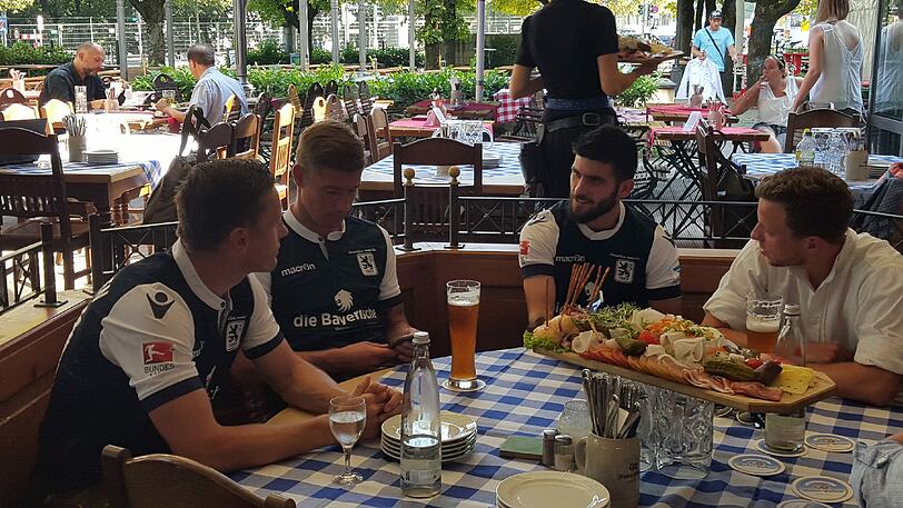 Ivica Olic, Jan Zimmermann und Fanol Perdedaj vom TSV 1860 wollten Wiesn Champions werden - mussten sich aber mit dem dritten Platz begnügen.