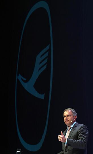 Lufthansa-Chef Carsten Spohr spricht vor Beginn der Taufe der neuen Maschine.