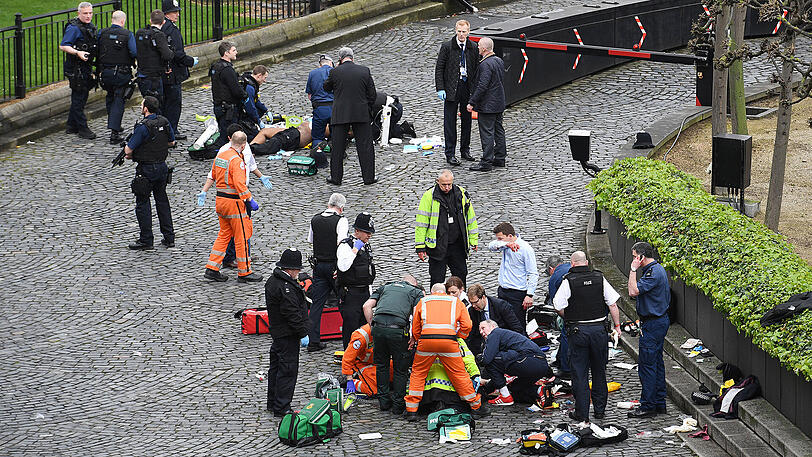 Mindestens vier Menschen sind bei einem Terroranschlag nahe des britischen Parlaments getötet worden.