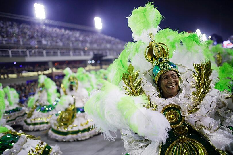 Athletische Tänzer, heiße Rhythmen und kunstvolle Kostüme - die Bilder vom Karneval aus dem Sambadrom in Rio de Janeiro.