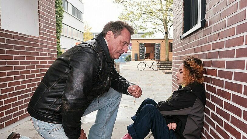 "Unter uns": Rufus spricht mit Nika, die nach Lukes Gewaltausbruch geflüchtet ist "Unter uns": Rufus spricht mit Nika, die nach Lukes Gewaltausbruch geflüchtet ist