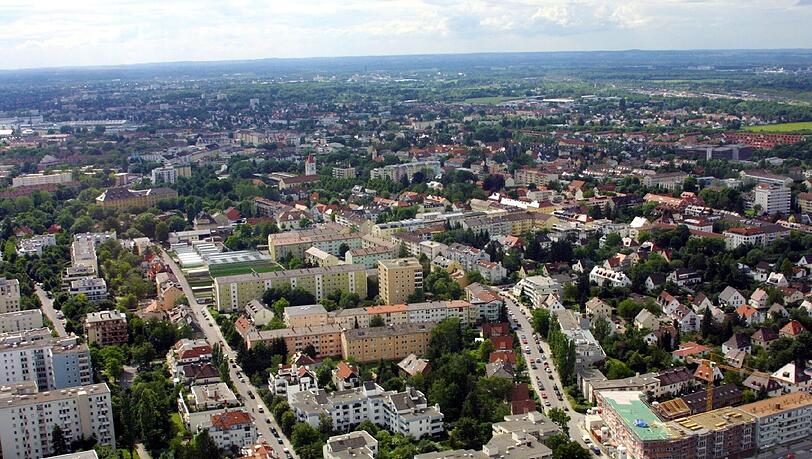 Nicht nur mit der Geschichte, sondern auch mit der Zukunft des Stadteils beschäftigt sich ein Rundgang durch Feldmoching. Nicht nur mit der Geschichte, sondern auch mit der Zukunft des Stadteils beschäftigt sich ein Rundgang durch Feldmoching.