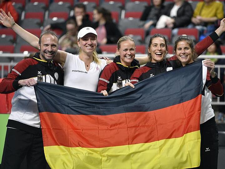 Jens Gerlach, Mona Barthel, Anna-Lena Grönefeld, Andrea Petkovic und Julia Görges (l-r) feiern den Klassenerhalt.