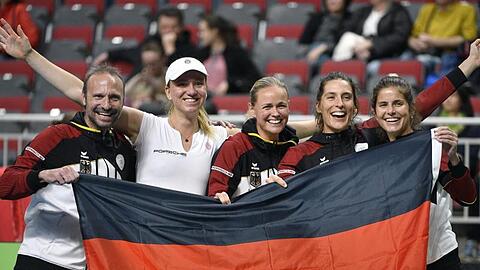 Jens Gerlach, Mona Barthel, Anna-Lena Grönefeld, Andrea Petkovic und Julia Görges (l-r) feiern den Klassenerhalt.