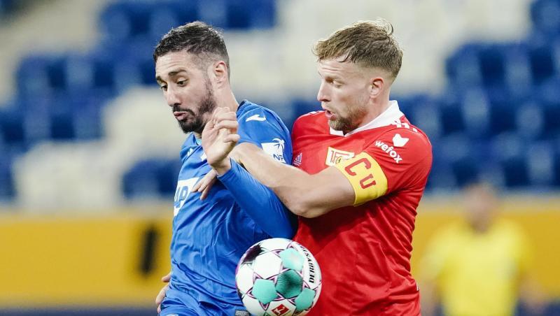 Ishak Belfodil (l) und Marvin Friedrich kämpfen um den Ball.