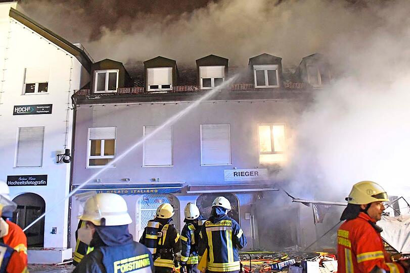 Die Flammen in dem Haus in der Innenstadt.