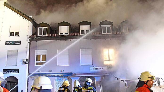 Die Flammen in dem Haus in der Innenstadt.