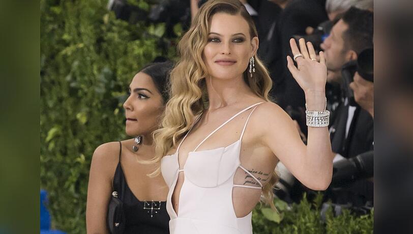 Behati Prinsloo meldet sich auf Instagram zurück.