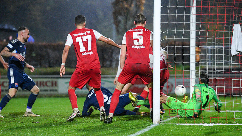Der erste Streich: Patrick Hobsch (ganz links) erzielt das 1:0 für die SpVgg Unterhaching.
