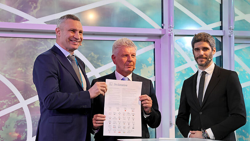 OB Dieter Reiter (M.) präsentiert zusammen mit Kiews Bürgermeister Vitali Klitschko (l.) die Erklärung des Pakts der Freien Städte. OB Dieter Reiter (M.) präsentiert zusammen mit Kiews Bürgermeister Vitali Klitschko (l.) die Erklärung des Pakts der Freien Städte.