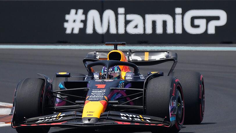Der Niederländer Max Verstappen steuert den Red-Bull-Boliden auf der Rennstrecke.