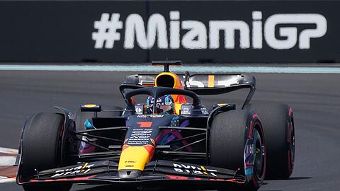 Der Niederländer Max Verstappen steuert den Red-Bull-Boliden auf der Rennstrecke.