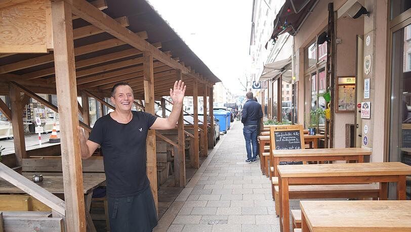 Wirt Giacomo von der Pizzeria Monaco Cucina Italiana hat seinen Schanigarten von einem Schreinermeister anfertigen lassen.