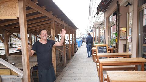 Wirt Giacomo von der Pizzeria Monaco Cucina Italiana hat seinen Schanigarten von einem Schreinermeister anfertigen lassen.