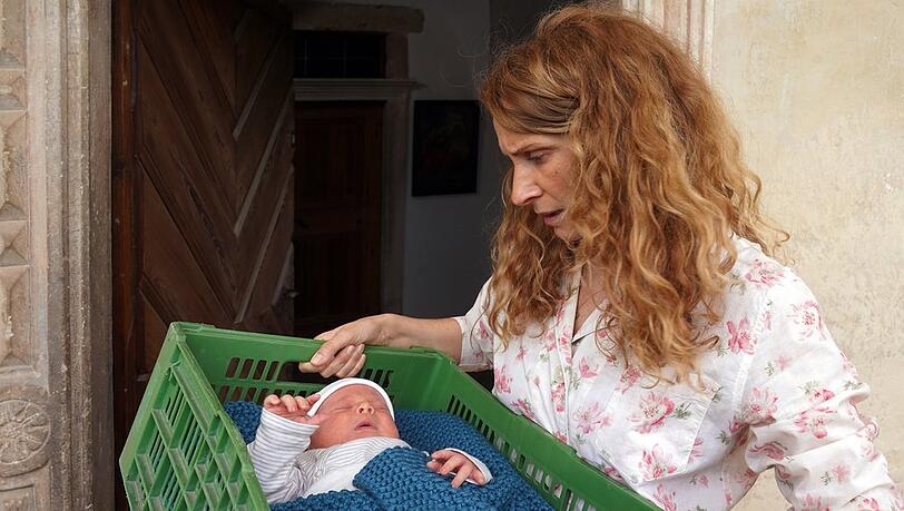 "Der Bozen-Krimi: Die Todsünde": "Capo" Sonja Schwarz (Chiara Schoras) findet ein Baby vor ihrer Haustür.