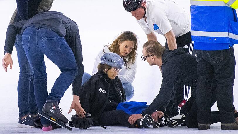 Schock im niederländischen Heerenveen: Prinzessin Margriet stürzte während einer Benefizveranstaltung und musste ins Krankenhaus gebracht werden.