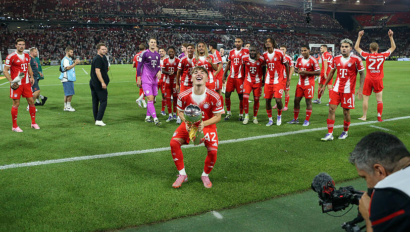 Lennart Karl mit dem Franz-Beckenbauer-Supercup. Der 17-Jährige gilt als eines der größten Talente des FC Bayern.