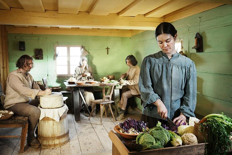 Früher ernährten sich Menschen vor allem von dem, was sie selbst anbauen konnten. Früher ernährten sich Menschen vor allem von dem, was sie selbst anbauen konnten.