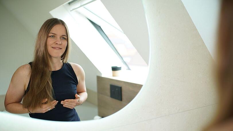 Vanessa ist Trägerin einer BRCA2-Genmutation und hat dadurch ein deutlich erhöhtes Risiko, im Laufe ihres Lebens an Brustkrebs zu erkranken. Vanessa ist Trägerin einer BRCA2-Genmutation und hat dadurch ein deutlich erhöhtes Risiko, im Laufe ihres Lebens an Brustkrebs zu erkranken.