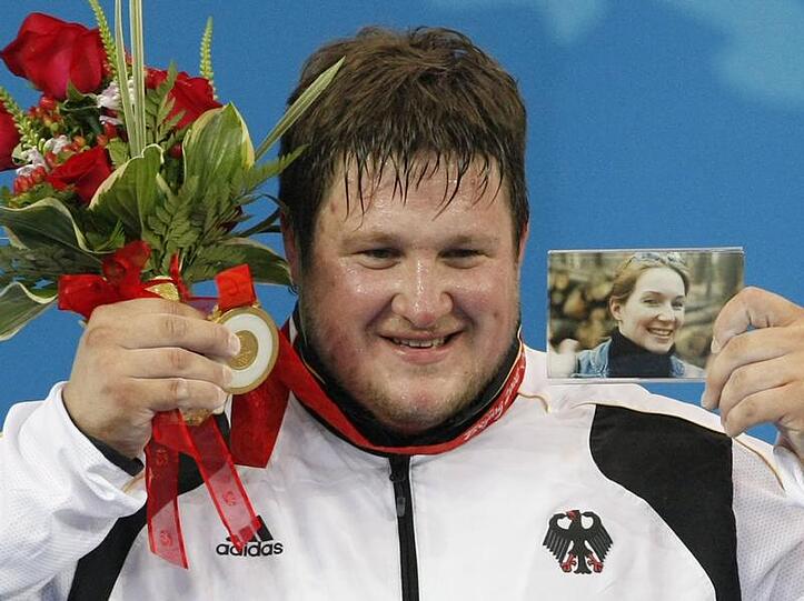 Olympiasieger Matthias Steiner bei der Siegerehrung in Peking.