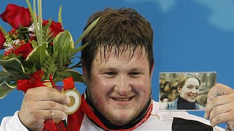 Olympiasieger Matthias Steiner bei der Siegerehrung in Peking.