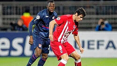 Lyons Aly Cissokho (oberes Bild, l.) gilt als heißester Bayern-Kandidat für die linke Abwehrseite. Auch Donezks Rechtsverteidiger Dario Srna (l.) soll ein Thema sein. Lyons Aly Cissokho (oberes Bild, l.) gilt als heißester Bayern-Kandidat für die linke Abwehrseite. Auch Donezks Rechtsverteidiger Dario Srna (l.) soll ein Thema sein.