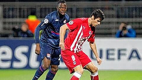 Lyons Aly Cissokho (oberes Bild, l.) gilt als heißester Bayern-Kandidat für die linke Abwehrseite. Auch Donezks Rechtsverteidiger Dario Srna (l.) soll ein Thema sein.