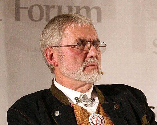 DAGEGEN - Hartmut Binner, Sprecher vom Bündnis AufgeMUCkt: &bdquo;Die Flugbewegungen heuer werden auf den Stand von 2005 zurückfallen. Das ist keine Delle mehr, sondern ein richtiger Blechschaden. Selbst die Lufthansa sagt: Fliegen muss teurer werden. Das alles zeigt: Eine dritte Startbahn braucht es gar nicht. Was noch dazu kommt: 89 Prozent aller Flugunglücke passieren beim Landeanflug oder beim Start &ndash; und die Flüge gehen direkt über Freising.&ldquo;