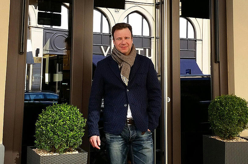Thomas Weissmüller vor der Vertu-Boutique in der Maximilianstraße, rechts das gestohlene Handy.