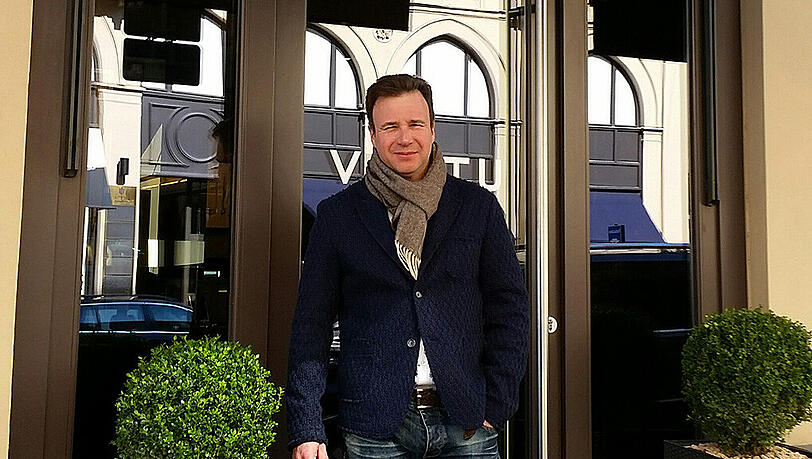Thomas Weissmüller vor der Vertu-Boutique in der Maximilianstraße, rechts das gestohlene Handy. Thomas Weissmüller vor der Vertu-Boutique in der Maximilianstraße, rechts das gestohlene Handy.