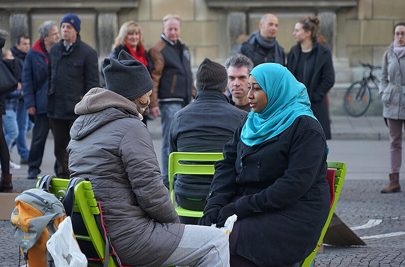 Augenkontakt und Umarmungen auf dem Odeonsplatz: Die Bilder von der Aktion am Sonntag.