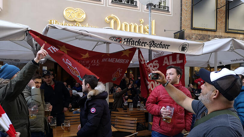 Liverpool-Fans am Marienplatz in München. Liverpool-Fans am Marienplatz in München.