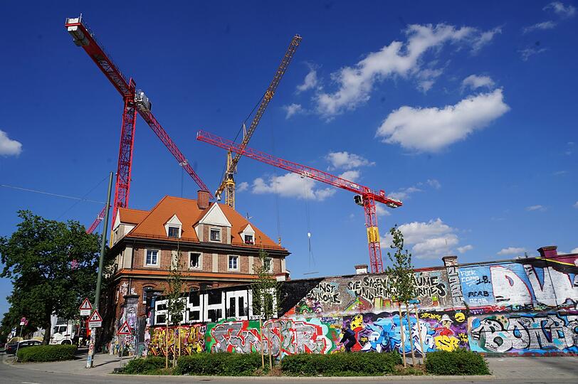 Kopfbau und Mauer sind denkmalgeschützt und werden deshalb nicht abgerissen.