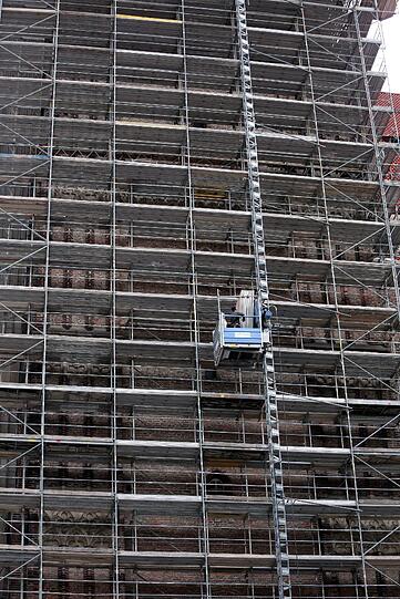 Arbeit in luftiger Höhe: 98,45 Meter ist der Südturm hoch.