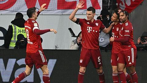 Münchens Spieler jubeln nach einem Tor.